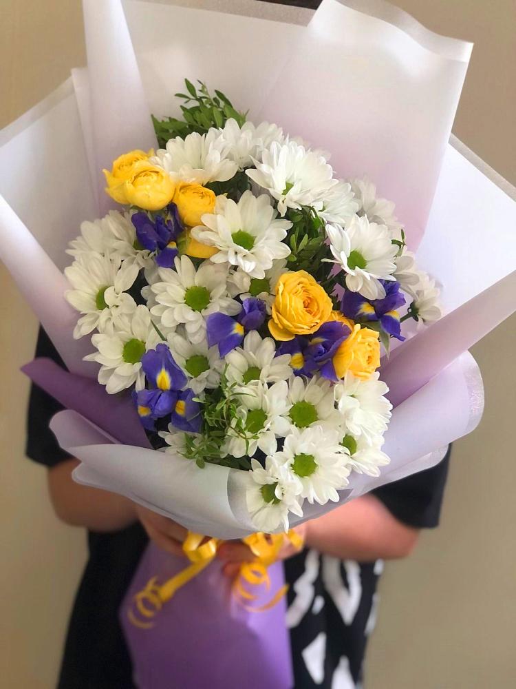 Букет цветов из: Ирисы, Хризантемы и Розы в Теткино