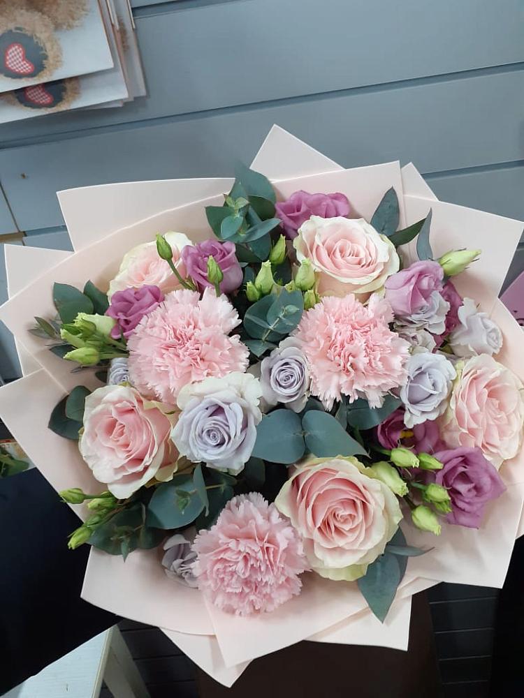 Букет цветов из: Розы, Гвоздики и Лизиантусы в Теткино